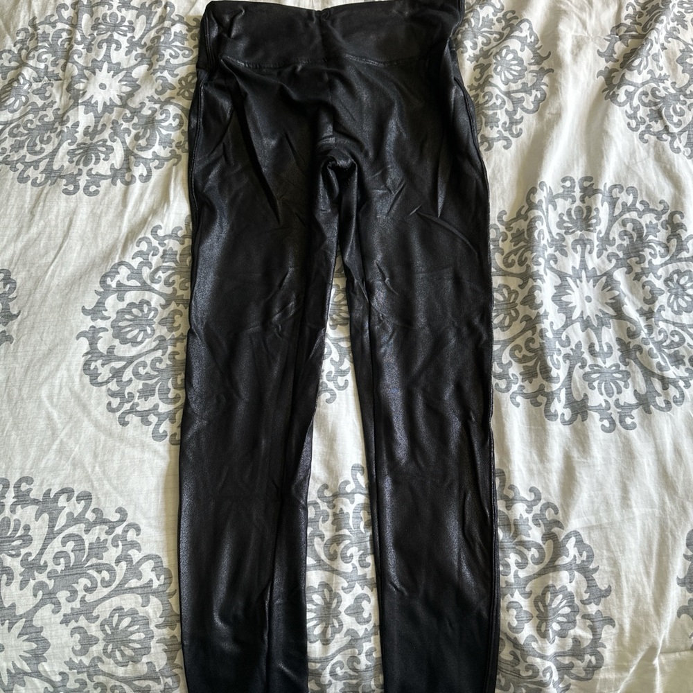 Black leather leggings with a flattering fit #leggings